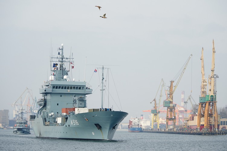 Funkcję jednostki flagowej pełni niemiecki zaopatrzeniowiec 'Donau' (A 516) typu 404 (Elbe). Drugi niemiecki okręt, trałowiec 'Auerbach/Oberpfalz' (M 1093) typu 352 (Ensdorf ), posiada na wyposażeniu trzy zdalnie sterowane kutry Seehund.
<br>Na zdjęciu: Niemiecki okręt dowodzenia FGS 'Donau' wypływa z portu wojennego w Gdyni.<br><br>fot. (aw/cat) PAP/Adam Warżawa