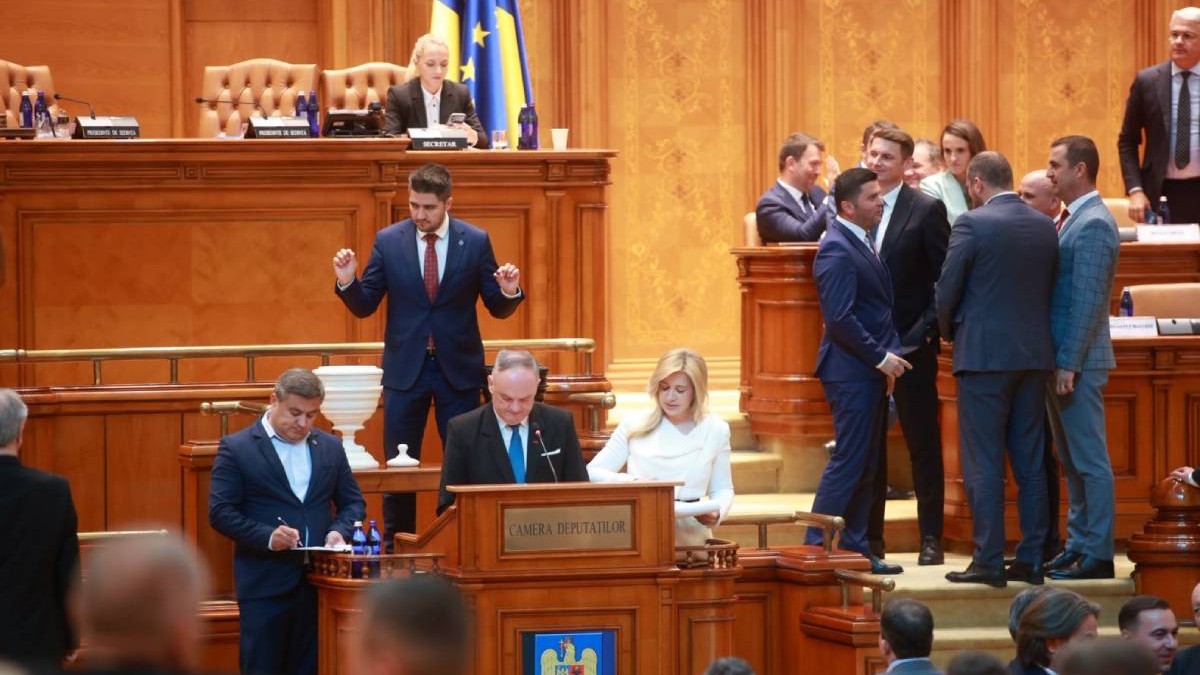 Guvernul Siegfried Mureșan a picat cu 182 de voturi. Nicușor Dan cheamă partidele la consultări luni