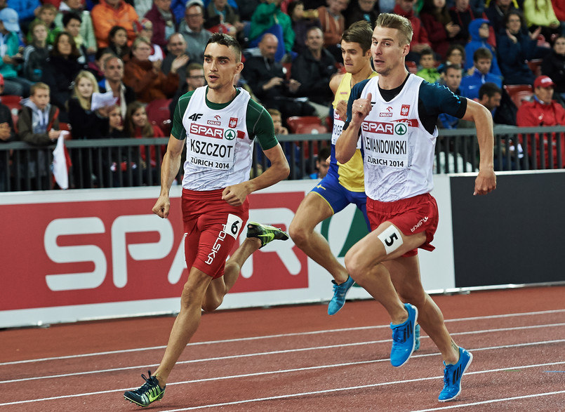 Polacy Polak Adam Kszczot (L) i Marcin Lewandowski (P) w półfinałowym biegu na 800 m podczas lekkoatletycznych mistrzostw Europy w Zurychu