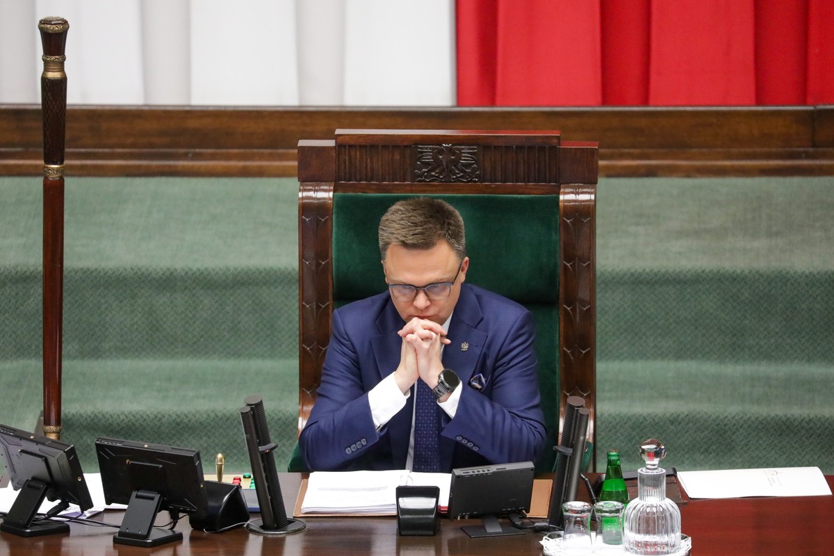 Szymon Hołownia dogada się z PiS? Sondaż pokazuje niepokojące nastroje