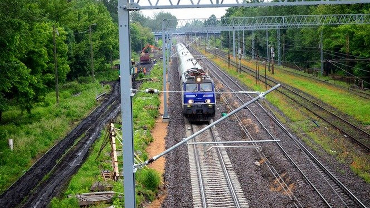 Skróci się czas podróży koleją pomiędzy Łodzią i Warszawą. W okolicach Pruszkowa został oddany nowy tor, dzięki któremu pociągi pojadą szybciej.