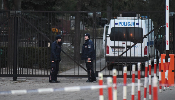 Policja przed Cmentarzem Wojskowym na Powązkach w Warszawie