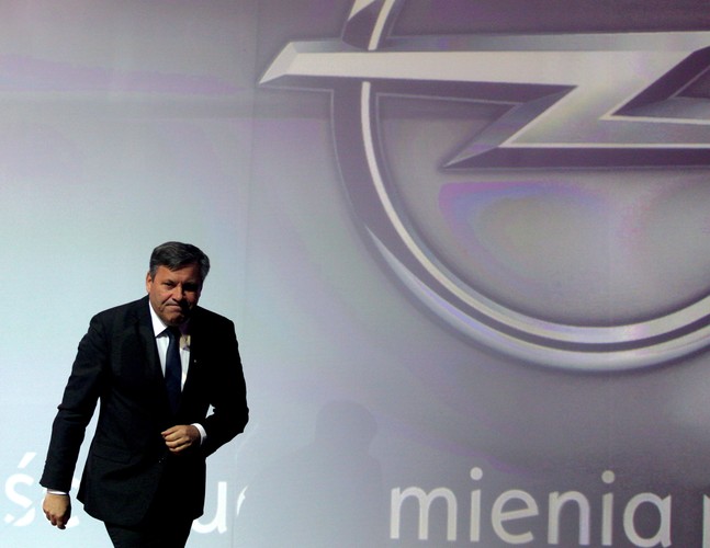 <b>Co pracownikom obiecuje PSL</b><br><br>
PSL przed tymi wyborami wyjątkowo nie szafuje obietnicami.
<br>
<br>
Jeżeli chodzi o rynek pracy, to poza ogólnikowym zwiększeniem liczby miejsc pracy, Ludowcy zaproponowali tylko podniesienie płacy minimalnej - miałaby mieć wysokość połowy średniego wynagrodzenia.