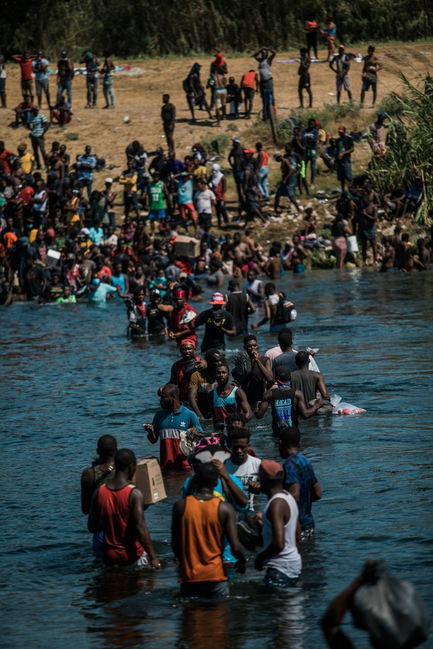 Migranti iz Haitija prelaze Rio Grande