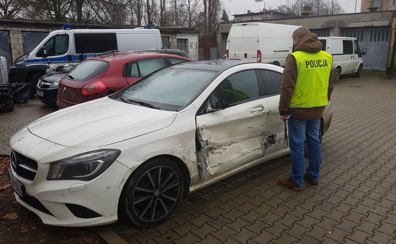 Kierowca mercedesa spowodował dwie kolizje z samochodami: volkswagen caddy i toyota avensis