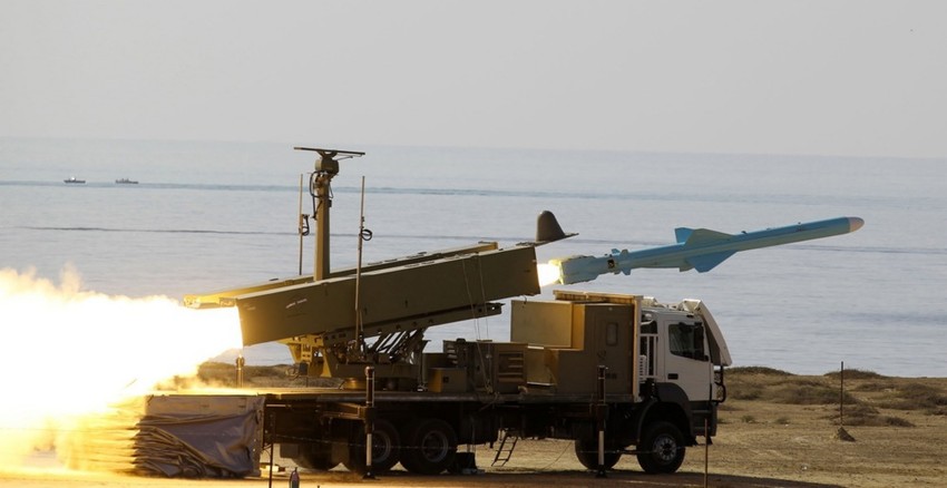 Iranska mornarica testira projektil "kader" tokom vojnih vežbi kod Ormuskog moreuza 2. januara 2012.