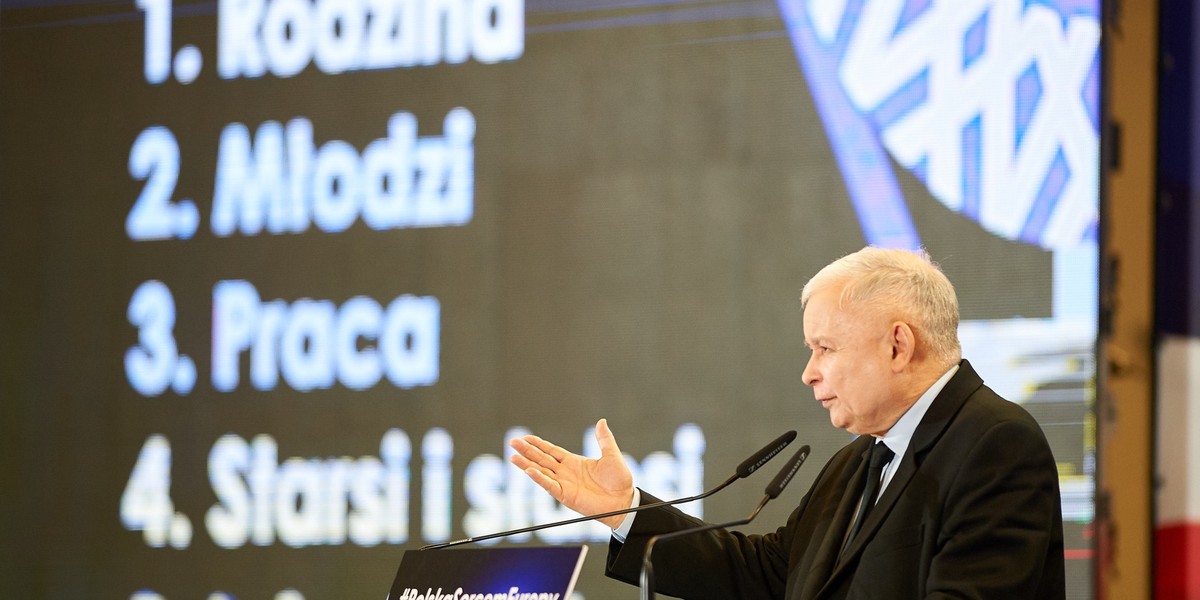 Jarosław Kaczyński wiosną bieżącego roku przedstawił szerego rozwiązań nazwanych "Piątka Kaczyńskiego". W programie znalazł się m.in. pomysł przywrócenia połączeń autobusowych w miejscach, w których zostały całkowicie zlikwidowane