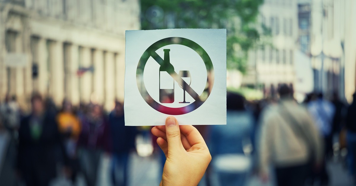 Chcą skończyć z promocjami na alkohol i sprzedażą na stacjach benzynowych. Posłowie zabrali się za branżę spirytusową