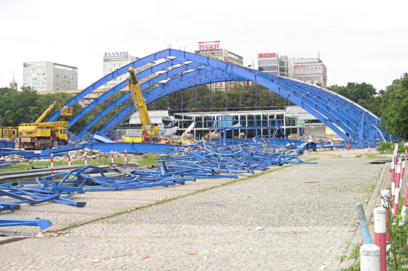 Rozbiórka hali KDT w czerwcu 2010 r. Fot. Mateusz Opasiński, CC BY-SA 3.0, via Wikimedia Commons