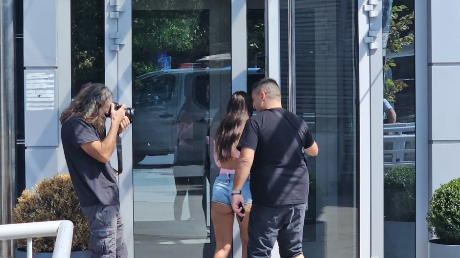 Teodora i Bebica se kriju ispred Pinka