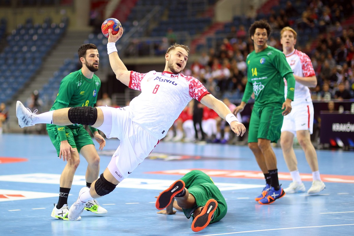 Bartłomiej Bis (C) podczas meczu turnieju 4 Nations Cup piłkarzy ręcznych z Brazylią