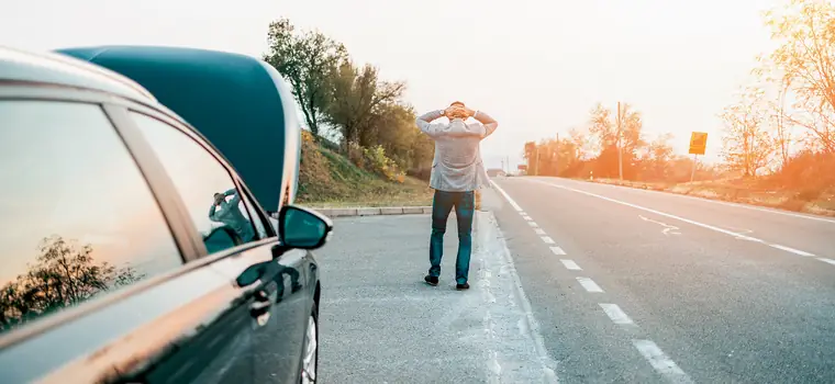 Udają, że zepsuło im się auto, ale tak naprawdę chcą cię naciągnąć! Fałszywe okazje od przydrożnych oszustów