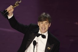 Cillian Murphy ze statuetką Oscara