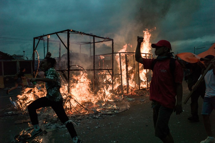 Płonąca konstrukcja kukły prezydenta Filipin Rodrigo Duterte