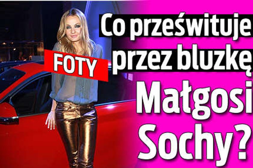 Co prześwituje przez bluzkę Małgosi Sochy?