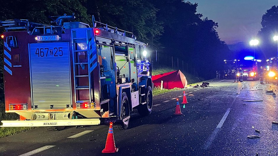 Zderzenie trzech samochodów. Jedna osoba nie żyje