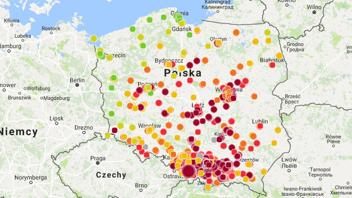 Polskę znów spowił smog. Bardzo zanieczyszczonym powietrzem oddychają dziś mieszkańcy; Warszawy, Krakowa, Łodzi, Kielc, Śląska i Kujaw. Fatalnie jest w Małopolsce, gdzie w niektórych miejscowościach normy zawartości pyłów PM2.5 i PM10 przekroczone są o ponad 900 proc.