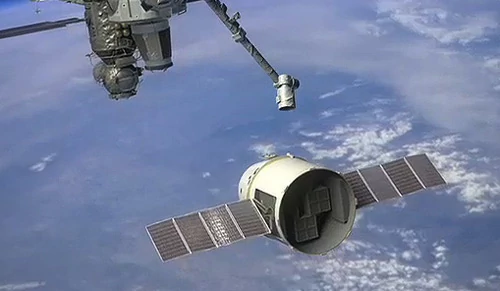Wizualizacja Dragona podchodzącego do ISS. Pierwsze historyczne dokowanie zaplanowano na rano 23 maja 2012. NASA.