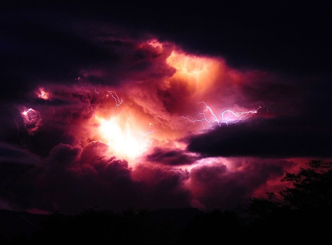 Wulkaniczna burza z piorunami po erupcji wulkanu Puyehue-Cordon Caulle w Chile