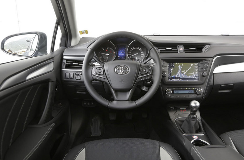 Nowa Toyota Avensis po liftingu nie odstaje od konkurentów