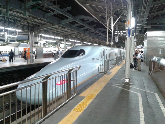 Dodatkowo na peronach oznaczono miejsca, w których znajdą się drzwi do poszczególnych wagonów, a także wyrysowano kierunek kolejki dla wsiadających.