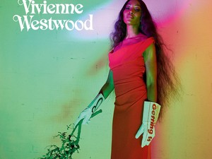 És akkor a 49 éves Naomi Campbell teljesen meztelenre vetkőzött