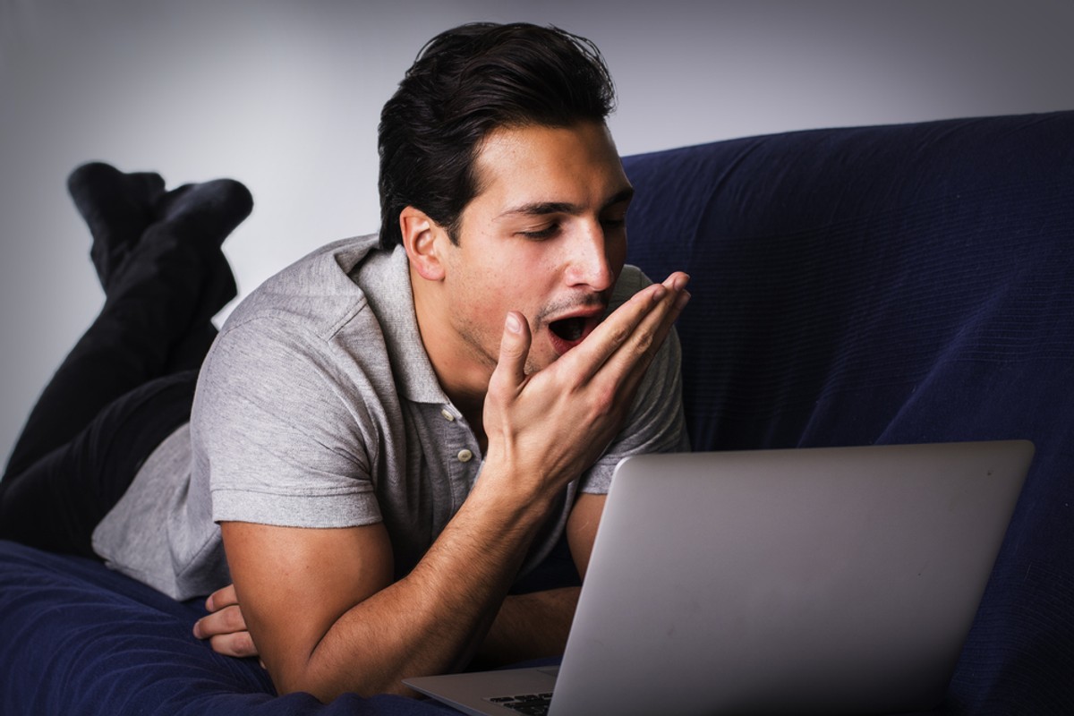 ziewający mężczyzna