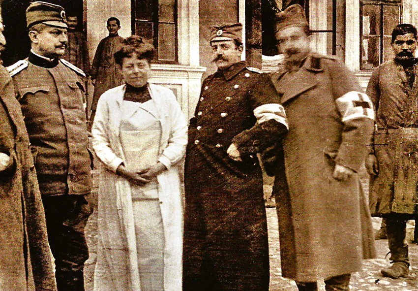 Nadezda Petrovic sa vojnim lekarima  u Prizrenu 