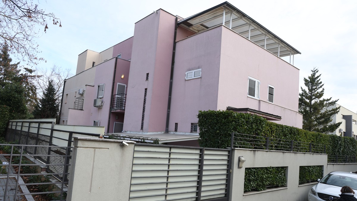 Kuća Zdravka Čolića bačena bomba