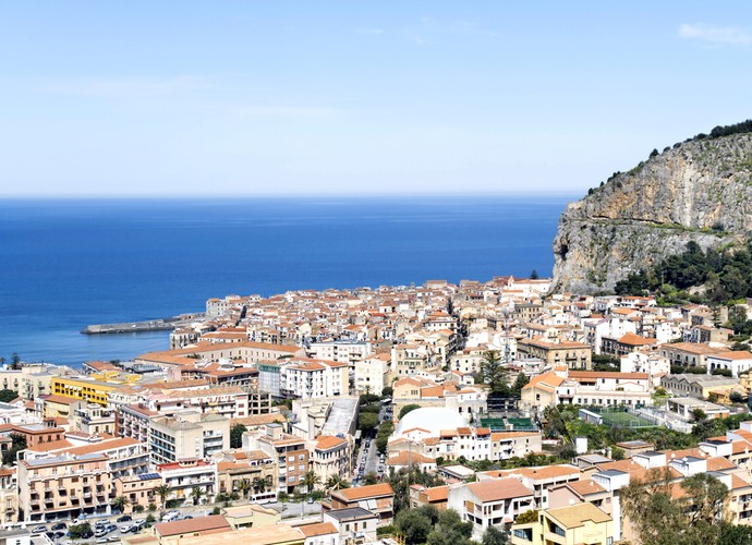 Palermo – stolica Sycylii. Turyści chętnie przyjeżdżają do Palermo, ponieważ jest to miejsce bogate w kulturę, historię oraz sztukę. Do największych atrakcji Palermo należy zaliczyć wzniesiony w XI wieku Zamek Królewski oraz  Katedrę S. Rosalia.