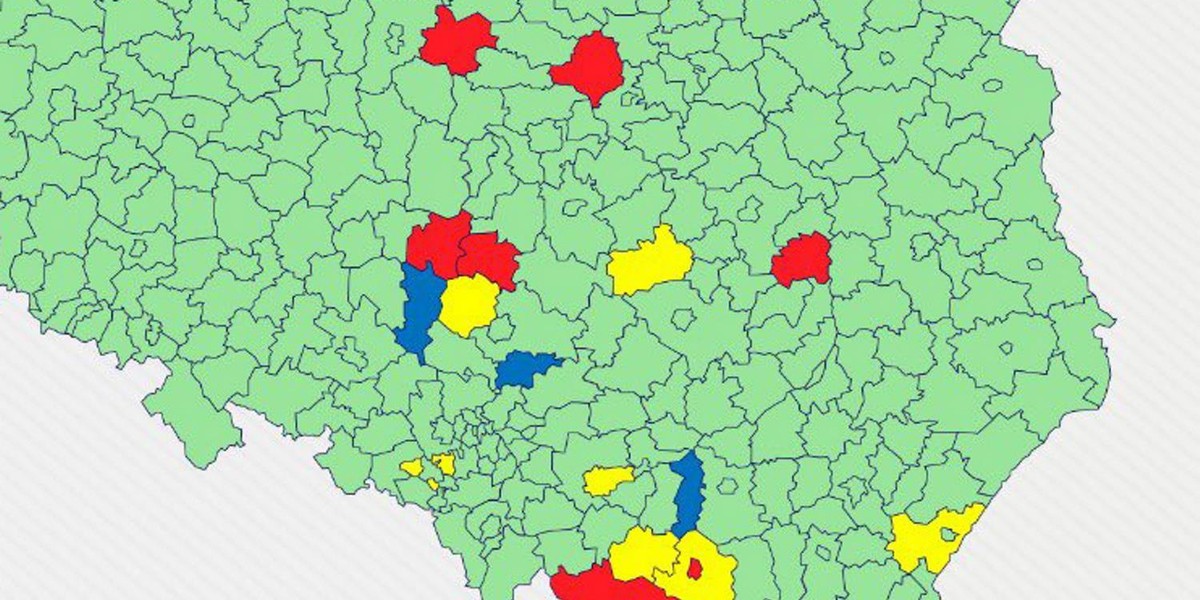 Powiat rybnicki w województwie śląskim zmienił strefę na mniej uciążliwą – przeszedł z czerwonej do żółtej. Odwrotnie Kraków – do strefy żółtej trafił ze strefy zielonej.