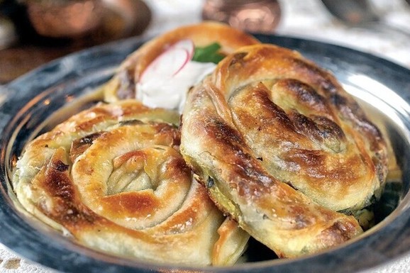 Sjaj za usne sa ukusom bureka i pašteta od 15kg: Prvi april inspirisao kompanije, ovo su najkreativnije šale