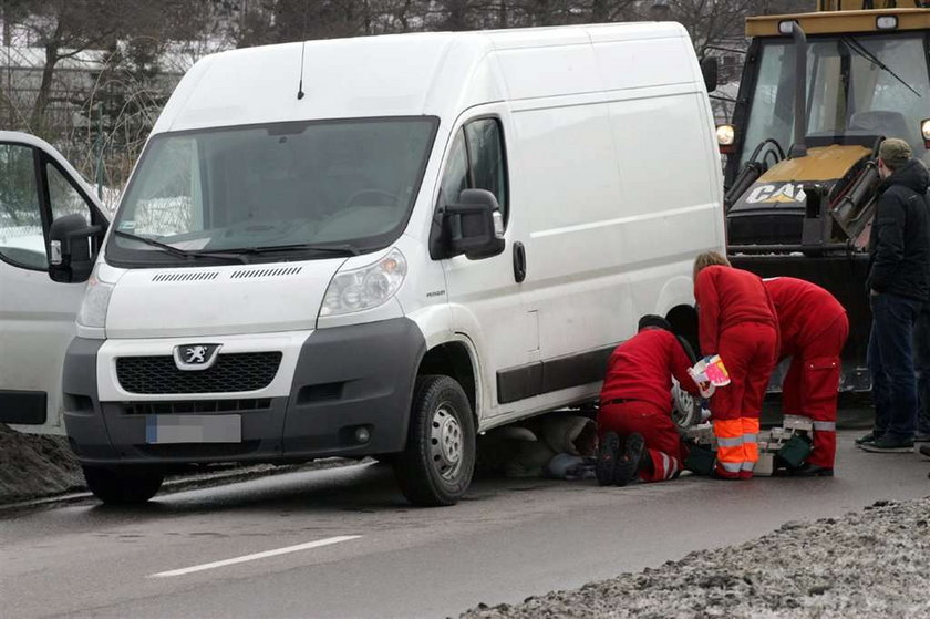 KOBIETA ZOSTALA PRZEJECHANA PRZEZ SAMOCHOD DOSTAWCZY I PRZEZYLA  NZ RATOWNICY UDZIELAJA POMOCY RANNEJ  MIROSLAW