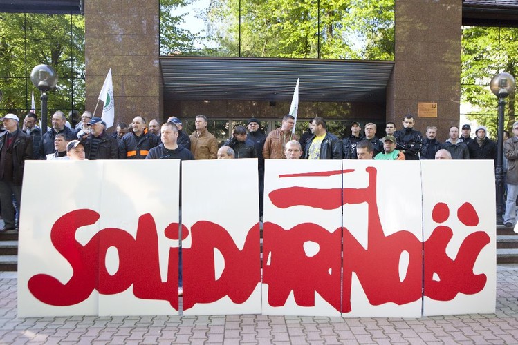 Manifestacja związkowców pod siedzibą KGHM w Lublinie
