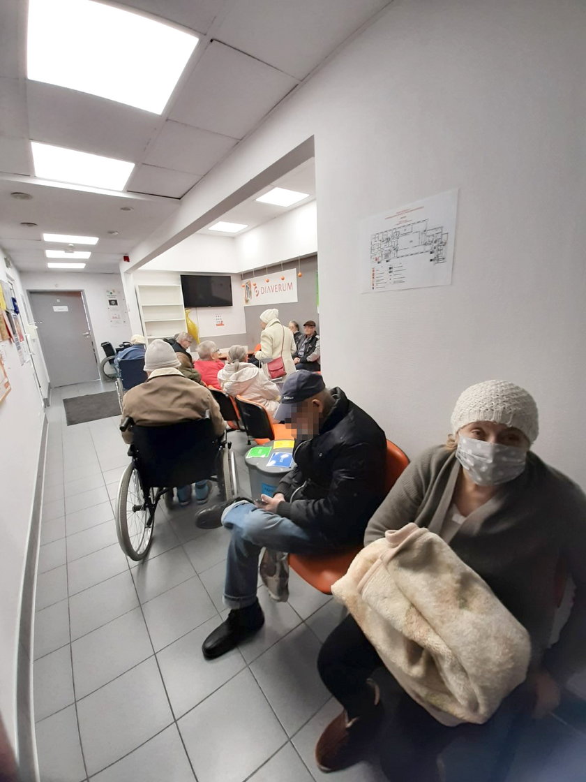 Tłumy w Szpitalu Bielańskim. "Pacjenci są narażani na wielkie niebezpieczeństwo"
