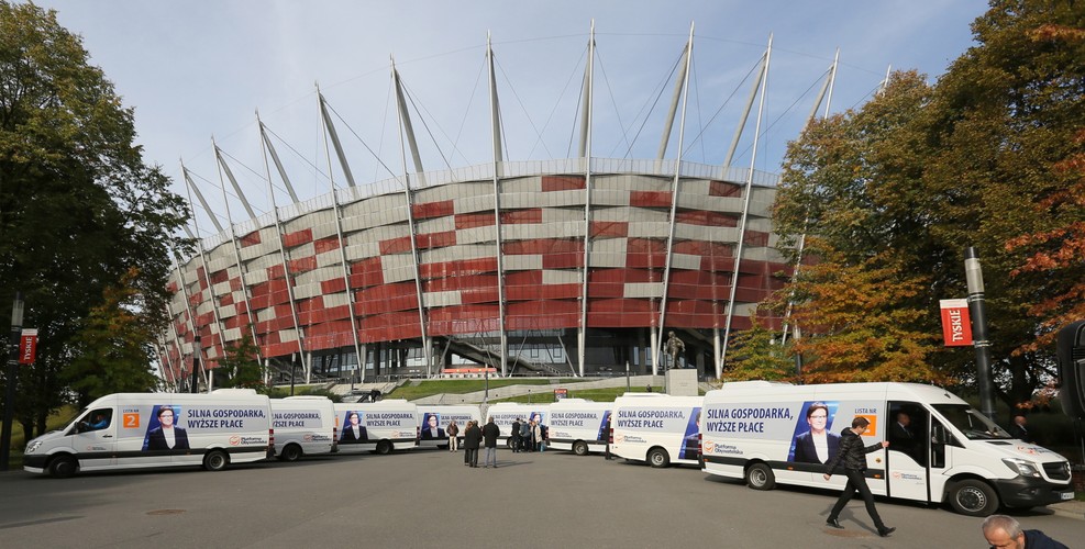 Vany stojące przed stadionem PGE Narodowy w Warszawie