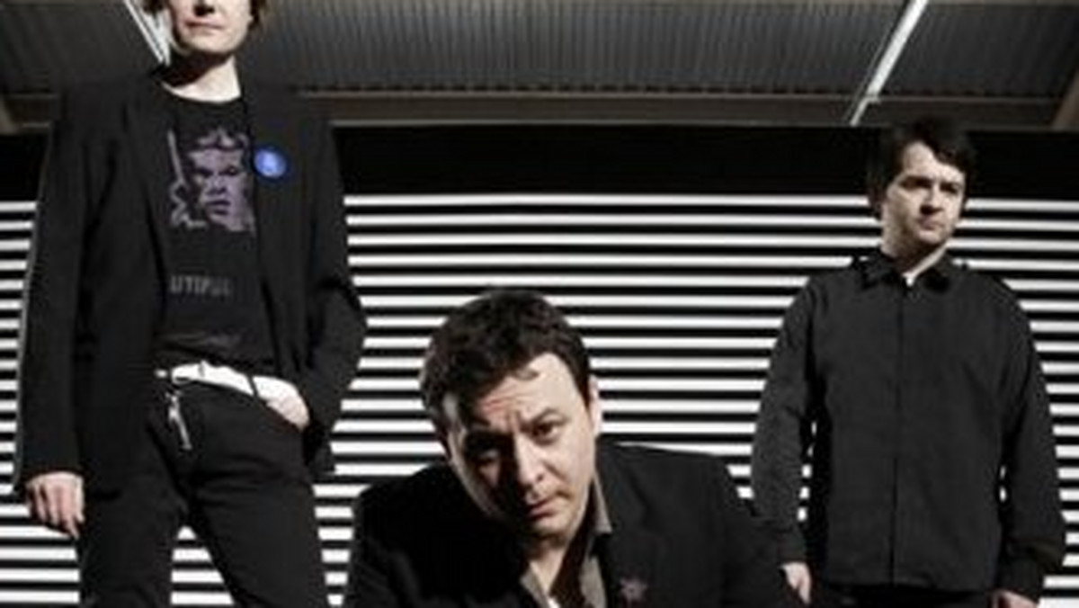 Manic Street Preachers zaprezentowali swój najnowszy singiel zatytułowany "Rewind The Film". Nagranie zapowiada kolejny studyjny album zespołu.