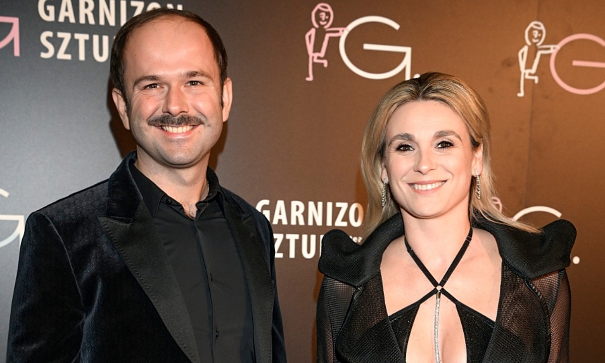 Kajra podczas premiery teatralnej pozowała w kreacji z głębokim dekoltem