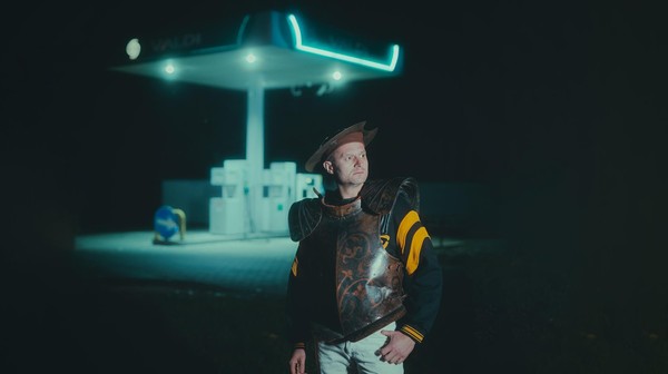 Spektakl podąża za postacią Don Kichota, ale obfituje również w wiele nawiązań do tradycji literatury, bazując na galerii postaci, wywodzących się z innych dzieł o wyraźnych cechach „donkiszoterii. Widzowie na pewno mogą spodziewać się różnorodnej interpretacji. 