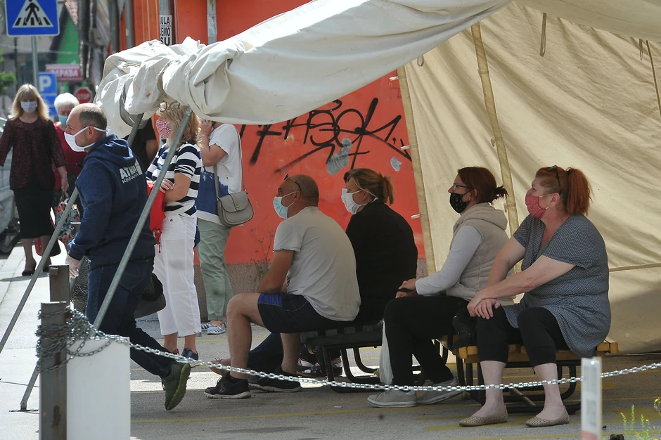 Užičani čekaju na pregled u kovid ambulanti