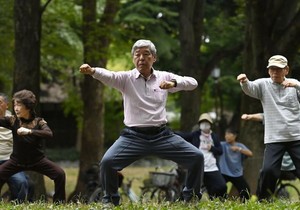 Ljudi u Japanu se zdravije hrane, ređe oboljevaju od raka i imaju kulturu grupnog vežbanja. | Foto: Getty Images