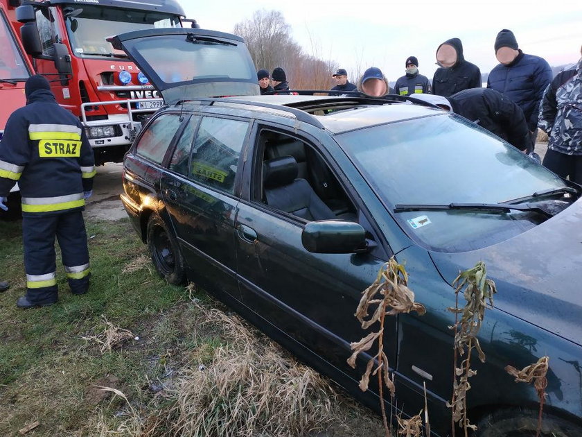 Piwonin: Auto stoczyło się do Wisły. Kierowca nie zaciągnął hamulca ręcznego