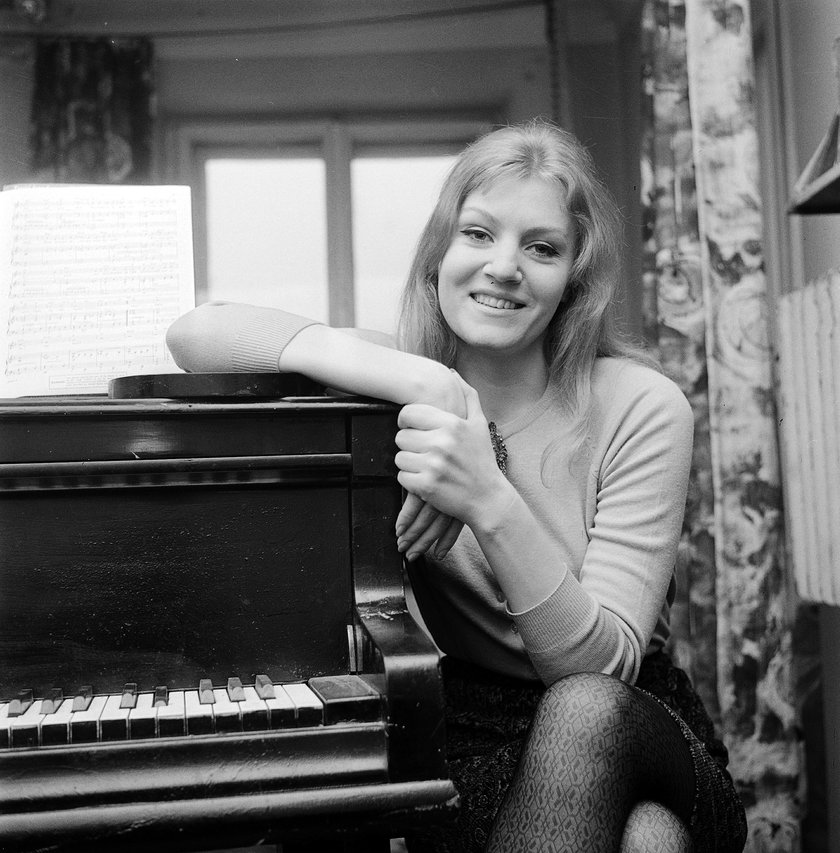 Anna German przy pianinie