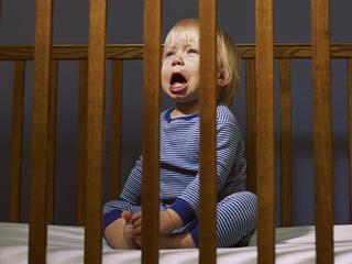 dziecko w łóżeczku płacze płaczące samotne dzieci