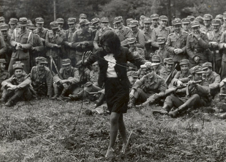 Manevri JNA u Karlobagu: Usnija pesmom zabavlja vojsku