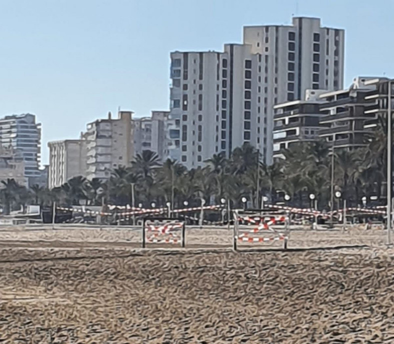 "Sprzęt do ćwiczeń na plaży zaklejony taśmami, żeby nikogo nie kusił"