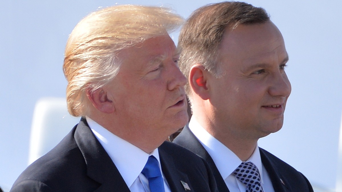 Prezydent USA Donald Trump odniósł połowiczny sukces na wczorajszym spotkaniu przywódców NATO, Sojusz oficjalnie zadeklarował bowiem włączenie się do walki z Państwem Islamskim (IS), ale bez udziału w akcjach bojowych - komentują w piątek media we Francji.