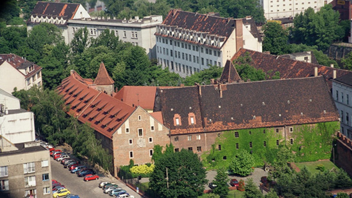 Ponad 250 pocztówek przedstawiających przede wszystkim architekturę miast, miasteczek i wsi z obszaru trzech kresowych województw: lwowskiego, stanisławowskiego i tarnopolskiego, można od dziś zobaczyć na wystawie w Muzeum Miejskim Wrocławia.