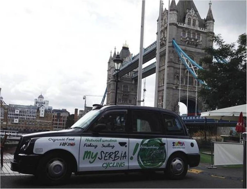 Taksi s reklamom za Srbiju u Londonu