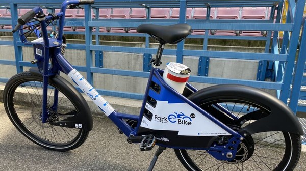 Rower Park-e-Bike wypożycza się bez żadnych opłat na cały dzień – informuje Zarząd Transportu Publicznego w Krakowie